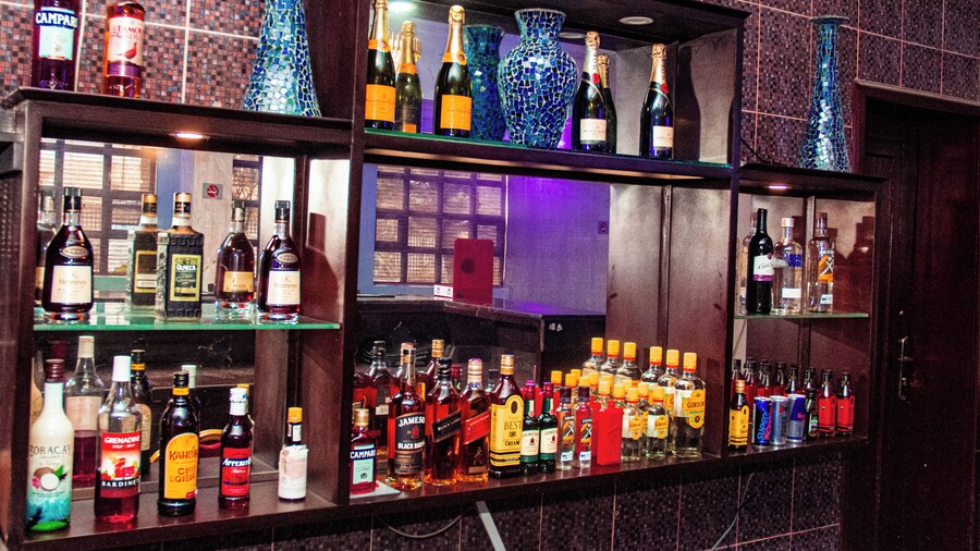 DEES HOTELS APARTMENT & SUITES