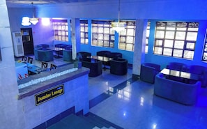 2 Bars/Lounges