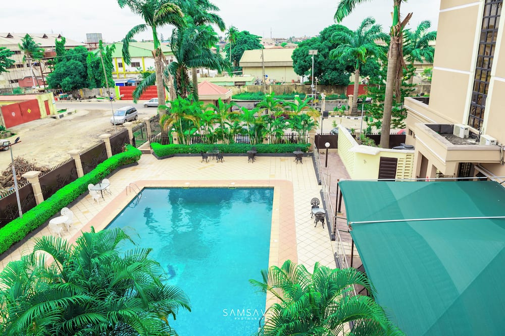 DEES HOTELS APARTMENT & SUITES