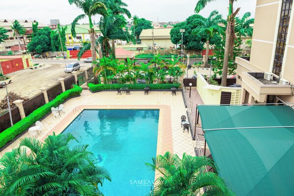 Outdoor pool - DEES HOTELS APARTMENT & SUITES (Lagos)