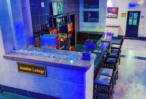 2 bars/lounges