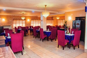 Free daily buffet breakfast  - DEES HOTELS APARTMENT & SUITES (Lagos)