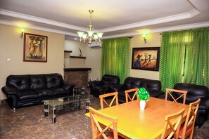 Living area - DEES HOTELS APARTMENT & SUITES (Lagos)