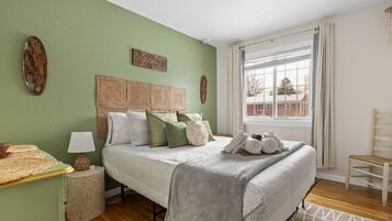 Desk, iron/ironing board, WiFi, bed sheets