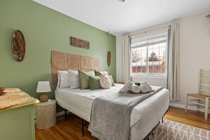 Escritorio, tabla de planchar con plancha, wifi y ropa de cama
