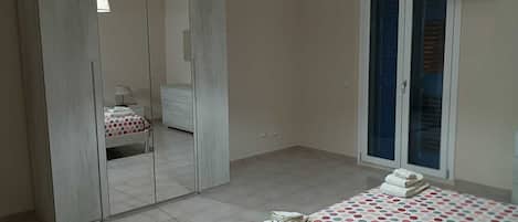 3 dormitorios, tabla de planchar con plancha, ropa de cama