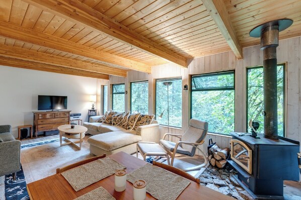 Living area - A 3 Story, 3 Bedroom Traditional Rustic Ski and Hiking Chalet (Deming)