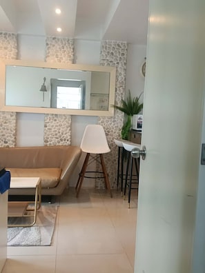 Smart TV - Spacious 2BR at Sea Residences Near MOA - Family Stay (Pasay)