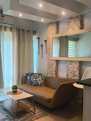 Smart TV - Spacious 2BR at Sea Residences Near MOA - Family Stay (Pasay)