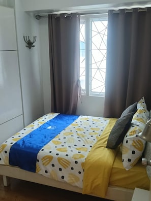 2 bedrooms, iron/ironing board, WiFi (free), bed sheets - Spacious 2BR at Sea Residences Near MOA - Family Stay (Pasay)