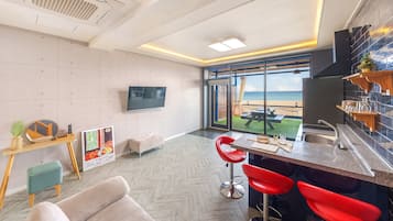 Basic Room, 1 Bedroom (101 (ocean view, private BBQ))