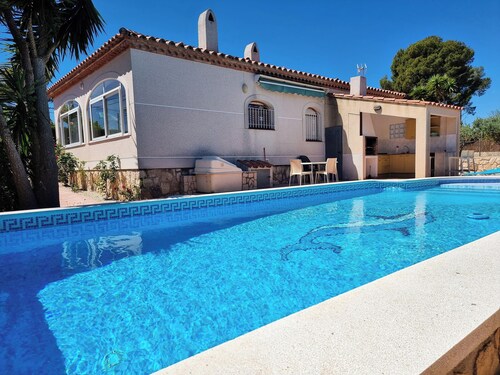 VILLA DULCINEA. Cozy villa for 9 people with private pool.