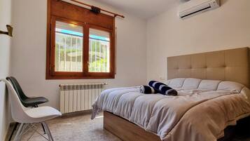 4 slaapkamers, een strijkplank/strijkijzer, gratis wifi, beddengoed