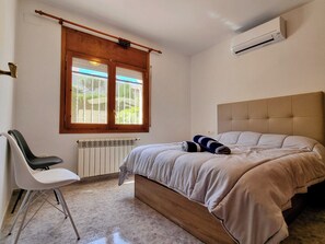 4 soverom, strykejern/-brett, wi-fi (inkludert) og sengetøy