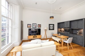 Studio | Oppholdsområde | En 50-tommers smart-TV med digitale kanaler
