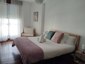 Een bureau, een strijkplank/strijkijzer, wifi, beddengoed