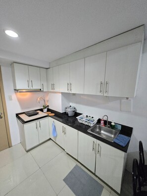Refrigerador, microondas, placa de cocina, tetera/pava eléctrica