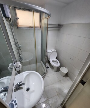 Dusche, Haartrockner, Bidet, Handtücher