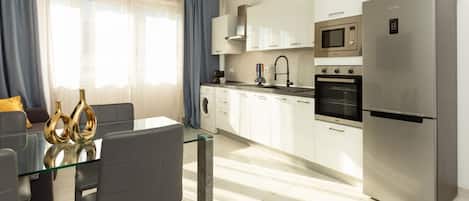 Frigorifero, microonde, forno, piano cottura