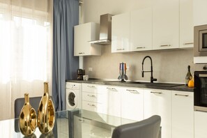 Fridge, microwave, oven, stovetop - Porta Nuova Klimt Suite - Next to Brera (Milano)