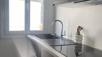 Geladeira, micro-ondas, fogão, cooktop