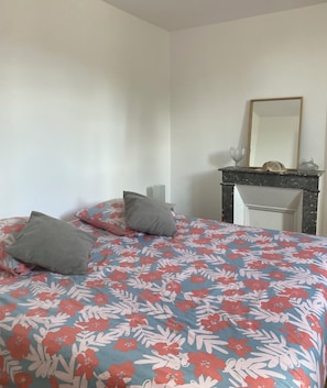 2 habitaciones, tabla de planchar con plancha, cuna de viaje y wifi 