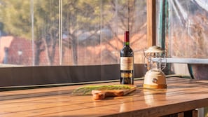Et træbord med en flaske Chateau de Haras vin og en blender i vintage stil.