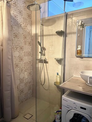 Douche, sĂšche-cheveux, serviettes fournies, savon