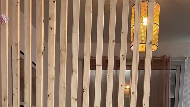 A hot tub with green LED lights, a wooden partition, and a hanging light fixture. - Jacuzzi balnéo center of bordeaux (Bordeaux)