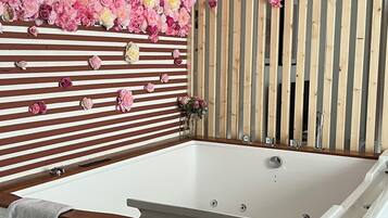 SĂšche-cheveux, serviettes fournies, savon, papier toilette