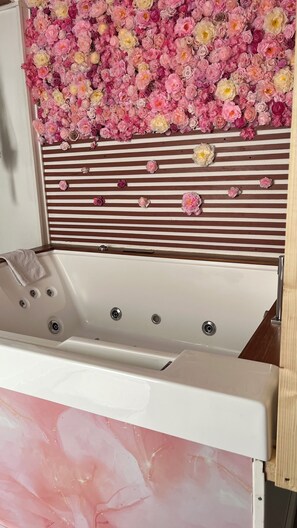 SĂšche-cheveux, serviettes fournies, savon, papier toilette