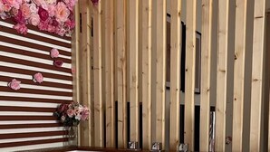 A bathtub with a wooden panel wall and a floral arrangement above it. - Jacuzzi balnéo center of bordeaux (Bordeaux)