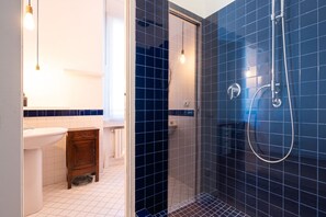 Douche, sèche-cheveux, bidet, serviettes fournies