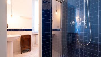 Doccia, asciugacapelli, bidet, asciugamani