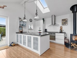 Kjøleskap, oppvaskmaskin og kjøkkenutstyr