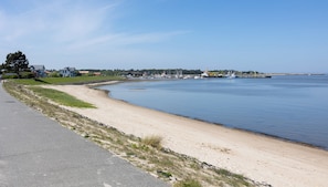 På stranden