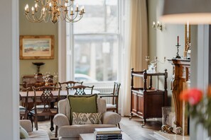 Smart TV, reproductor de DVD, servicios de streaming, impresora