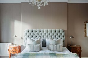 Townhome, Balcony | 4 bedrooms, blackout curtains, iron/ironing board, free WiFi - Prestigious Townhouse close to Princes Street (Edinburgh)