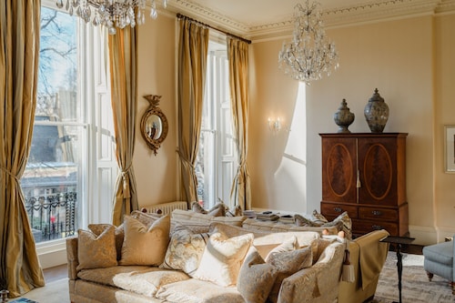 Prestigious Townhouse close to Princes Street