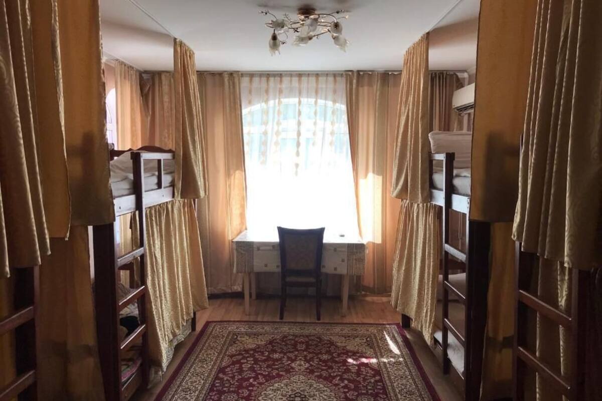 Ein Zimmer mit Schreibtisch, Stuhl und Bücherregalen.
