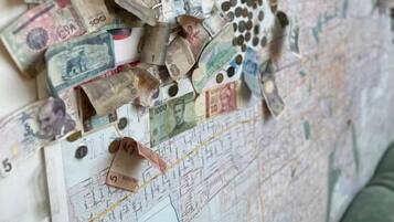 Un mapa con billetes fijados.