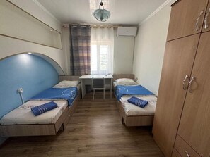 Habitación económica con 2 camas individuales, vista al patio | Insonorización y wifi gratis 