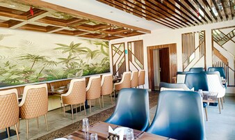 4 restaurantes; se sirve desayuno, almuerzo, cena y brunch
