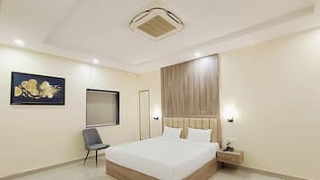 Habitación doble Deluxe, vista al jardín | 1 habitación y espacio para trabajar con laptop