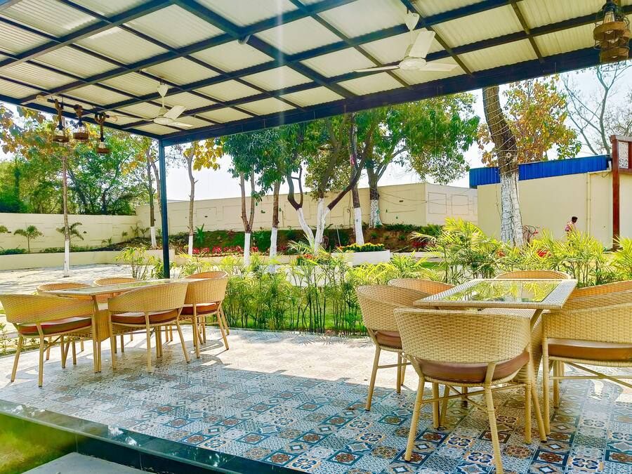 4 restaurants, breakfast served