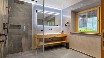 Comfort Apartment, City View | Bathroom | Hair dryer, bathrobes, towels