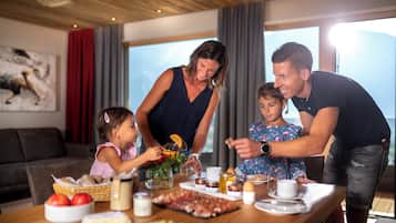 Comfort Apartment, City View | In-room dining