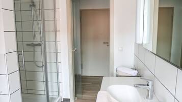 Classic Twin Room, Private Bathroom | Bathroom