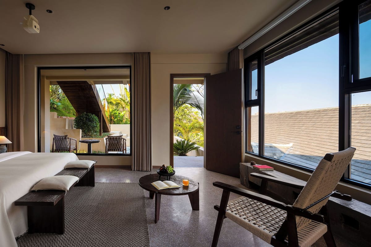 Design Single Room | Premium bedding, individually decorated, desk, laptop workspace