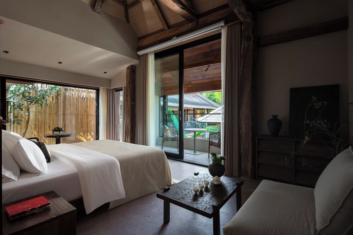 Business Single Room | Premium bedding, individually decorated, desk, laptop workspace